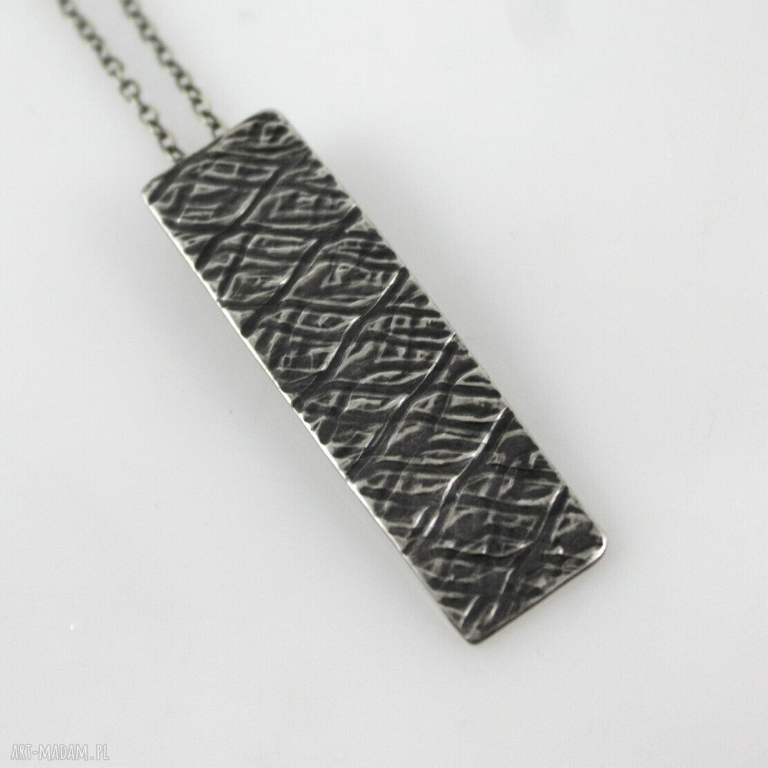 Minimalistyczny metalowy wisiorek "Łuska" w kolorze srebra OOAK