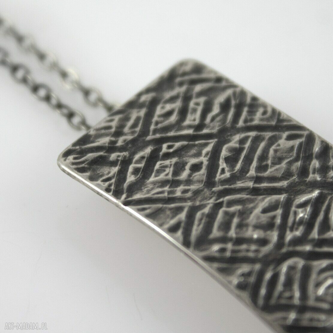 Minimalistyczny metalowy wisiorek "Łuska" w kolorze srebra (OOAK)