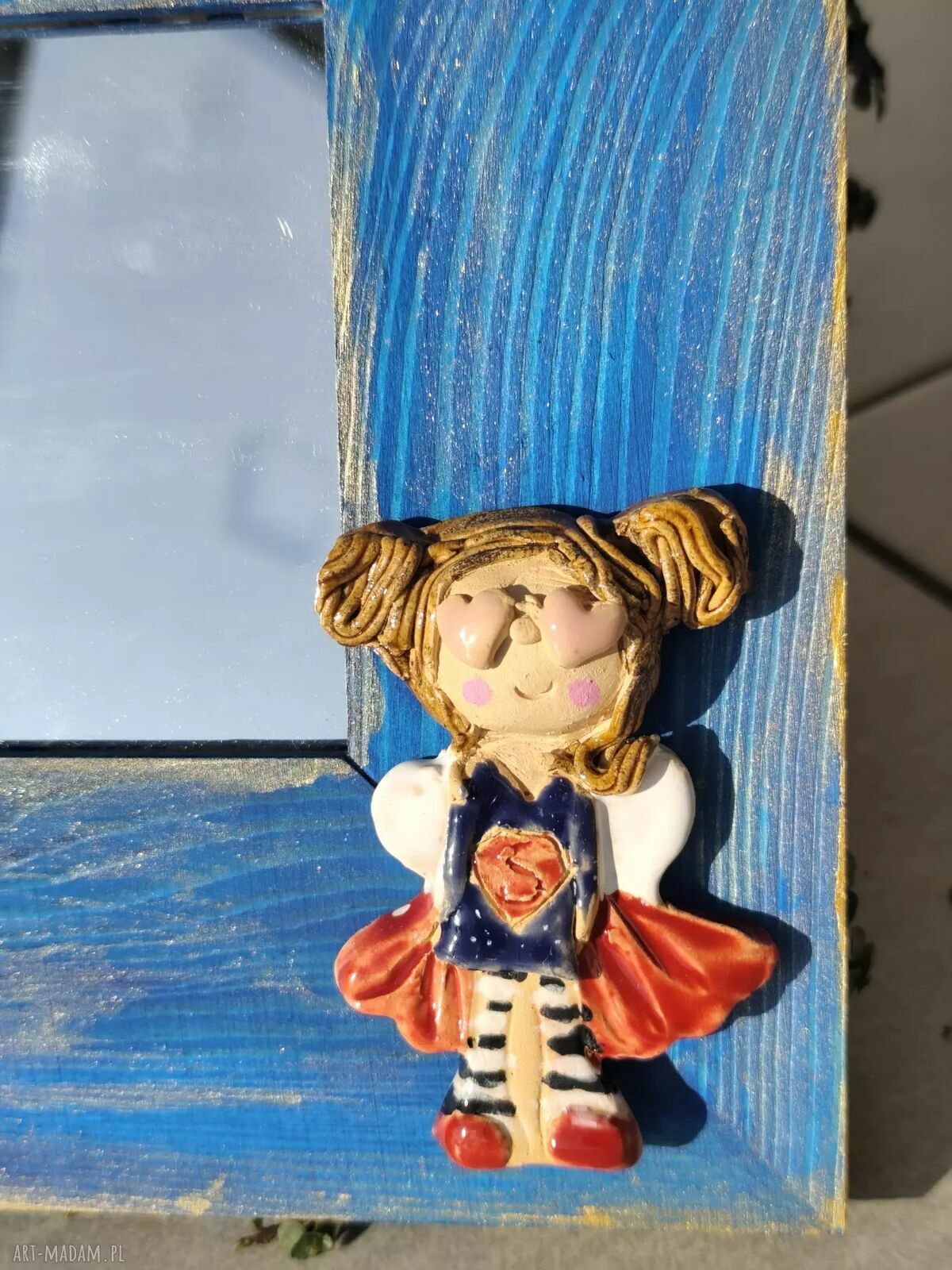 Ręcznie robione lustro w drewnianej ramie z ceramicznym aniołem