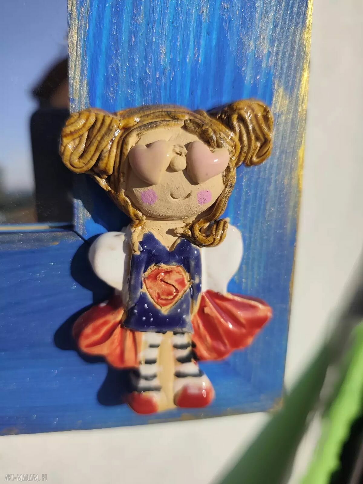 Ręcznie robione lustro w drewnianej ramie z ceramicznym aniołem