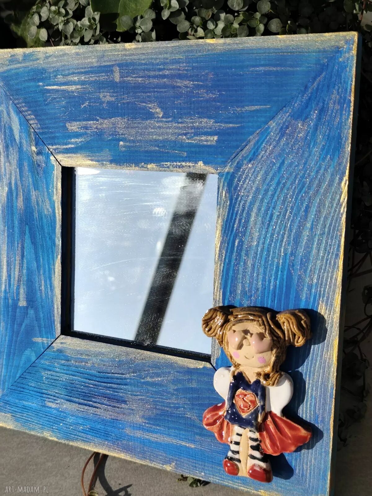 Ręcznie robione lustro w drewnianej ramie z ceramicznym aniołem