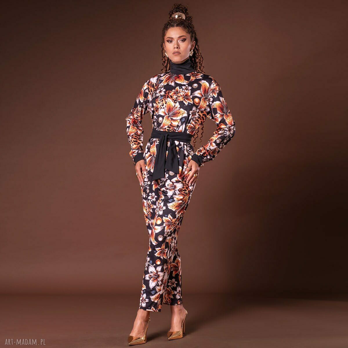 Luźna bluzka z golfem - elegancja w codziennym stylu