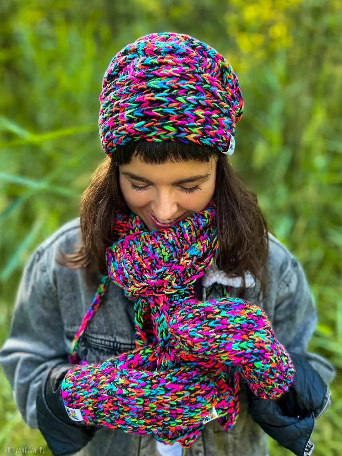 Luźna czapka merino 34% „Czarne kolorki” THIS IS IT - ręcznie robiona dla Ciebie