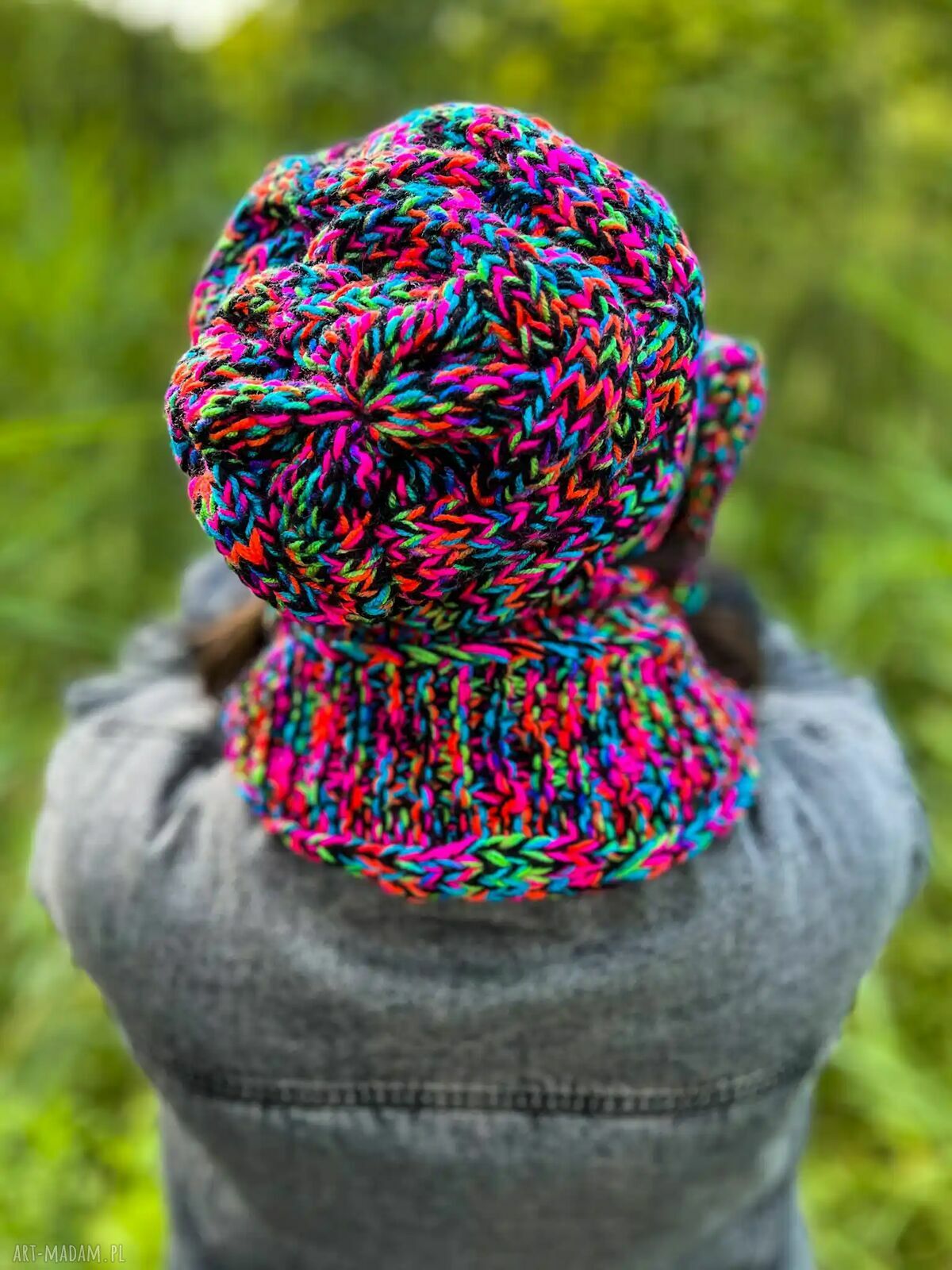 Luźna czapka merino 34% „Czarne kolorki” THIS IS IT - ręcznie robiona dla Ciebie