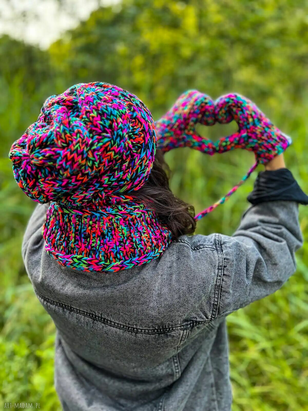 Luźna czapka merino 34% „Czarne kolorki” THIS IS IT - ręcznie robiona dla Ciebie