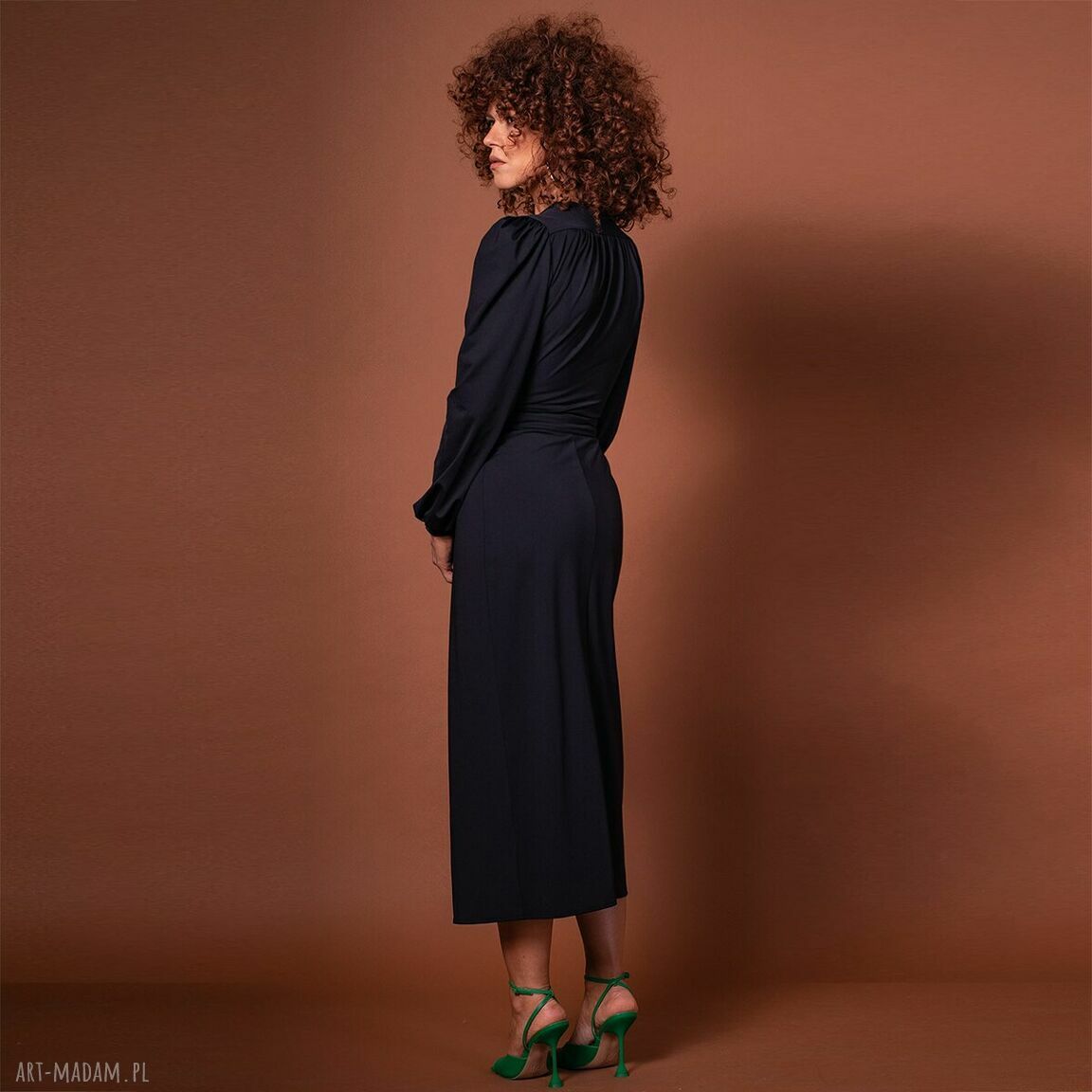 Madame - czarna sukienka kopertowa midaxi
