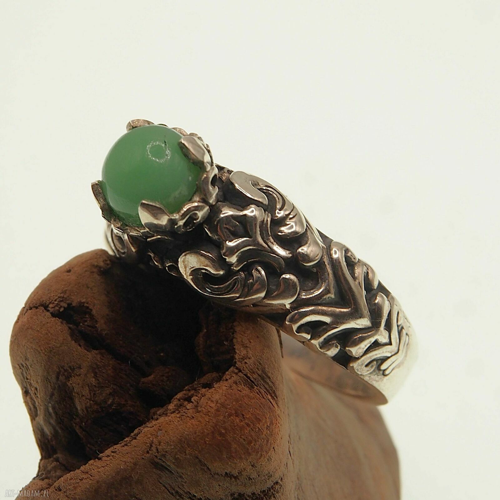 Oksydowany pierścionek srebrny z chryzoprazem (kaboszon 6 mm)