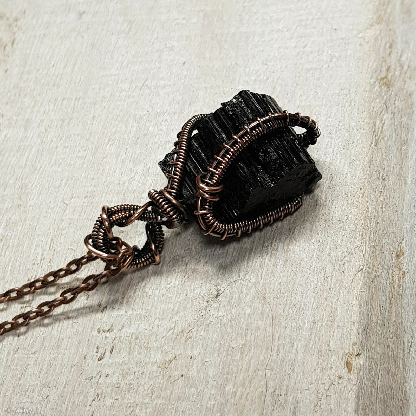 Magiczny czarny turmalin m279 - wisiorek z miedzi w technice wire-wrapping