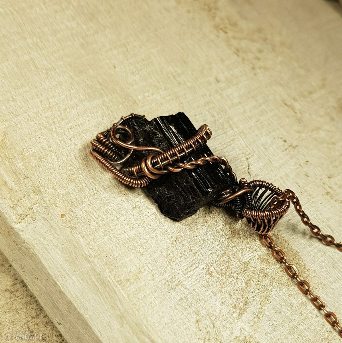 Magiczny wisiorek z czarnym turmalinem - ręcznie robiony wire-wrapping z miedzi