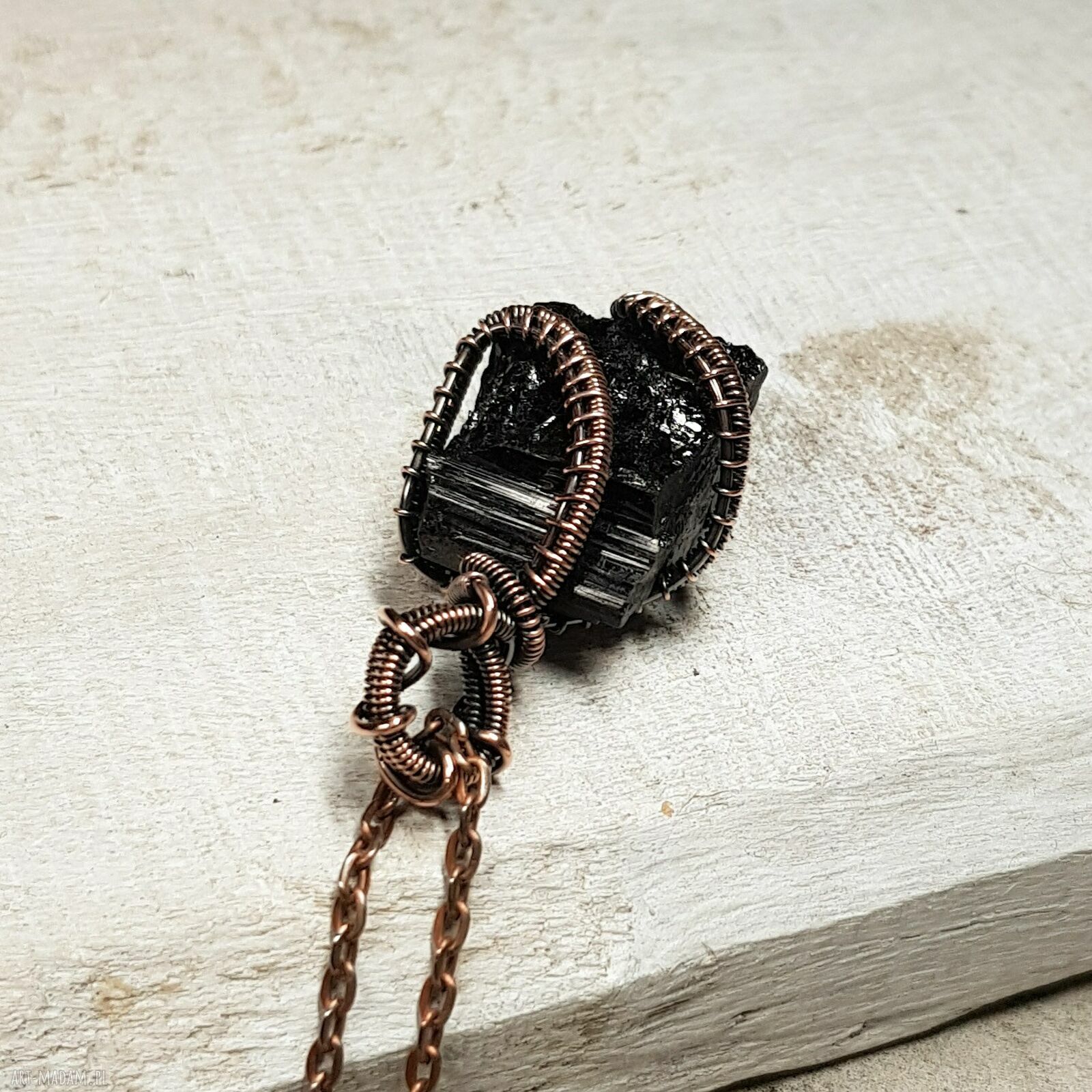Magiczny czarny turmalin m279 - wisiorek z miedzi w technice wire-wrapping