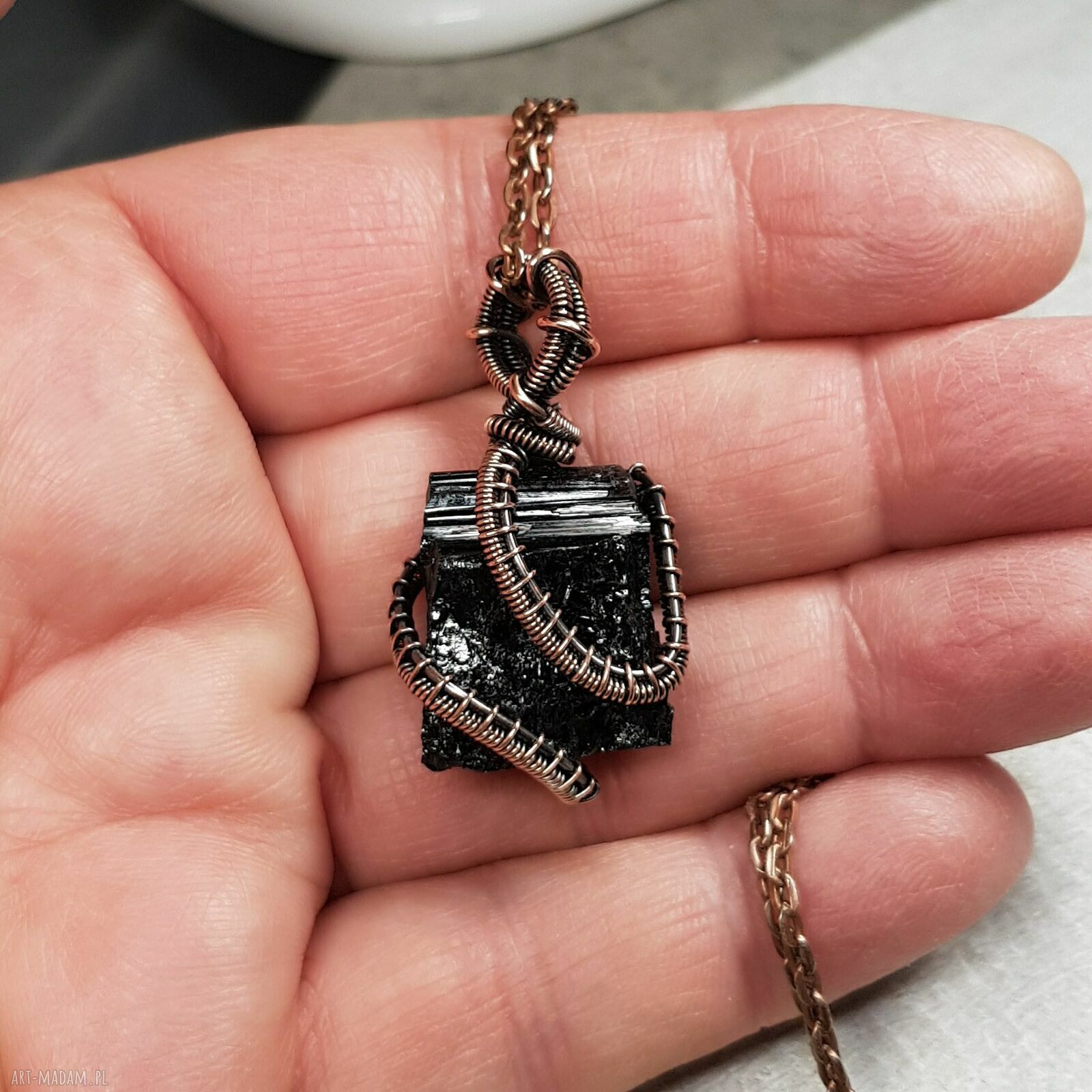 Magiczny czarny turmalin m279 - wisiorek z miedzi w technice wire-wrapping