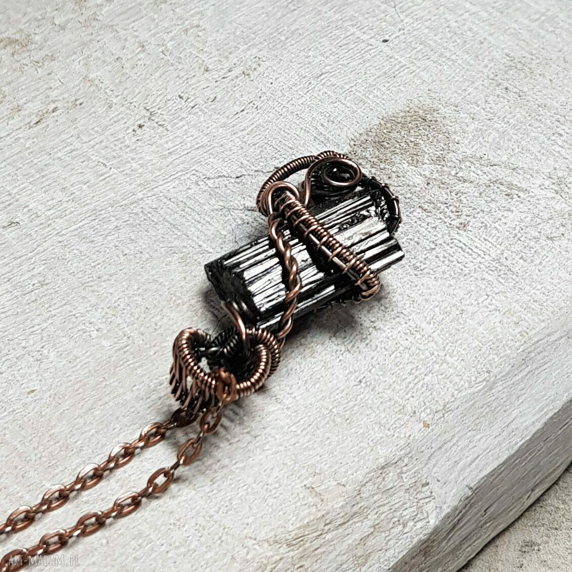 Magiczny wisiorek z czarnym turmalinem - ręcznie robiony wire-wrapping z miedzi