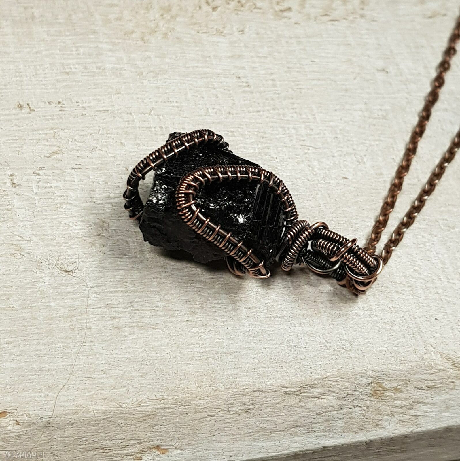 Magiczny czarny turmalin m279 - wisiorek z miedzi w technice wire-wrapping