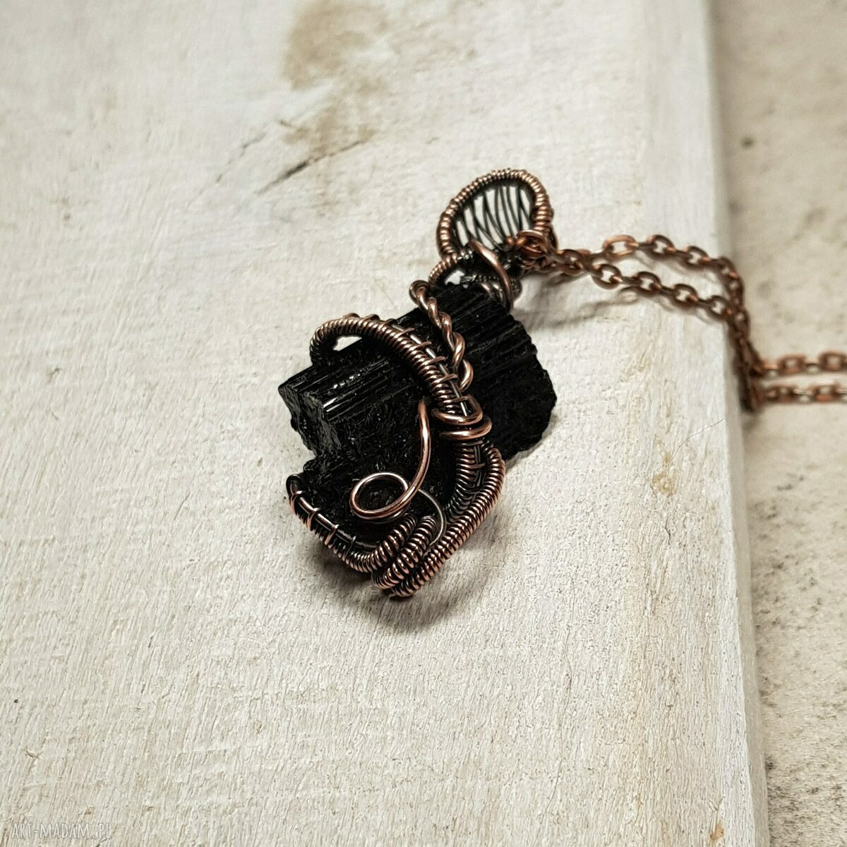Magiczny wisiorek z czarnym turmalinem - ręcznie robiony wire-wrapping z miedzi
