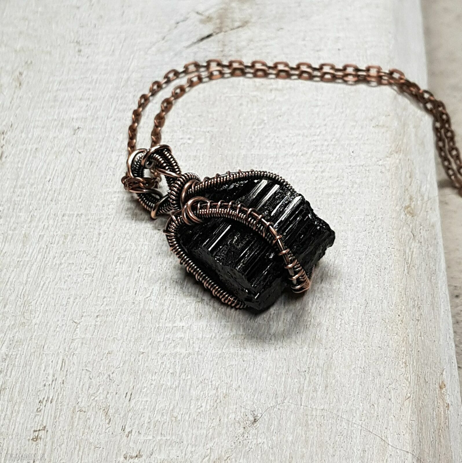 Magiczny czarny turmalin m279 - wisiorek z miedzi w technice wire-wrapping