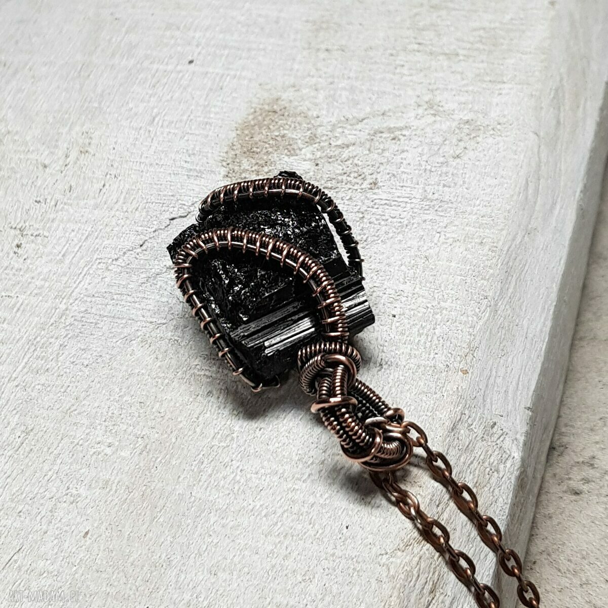 Magiczny czarny turmalin m279 - wisiorek z miedzi w technice wire-wrapping
