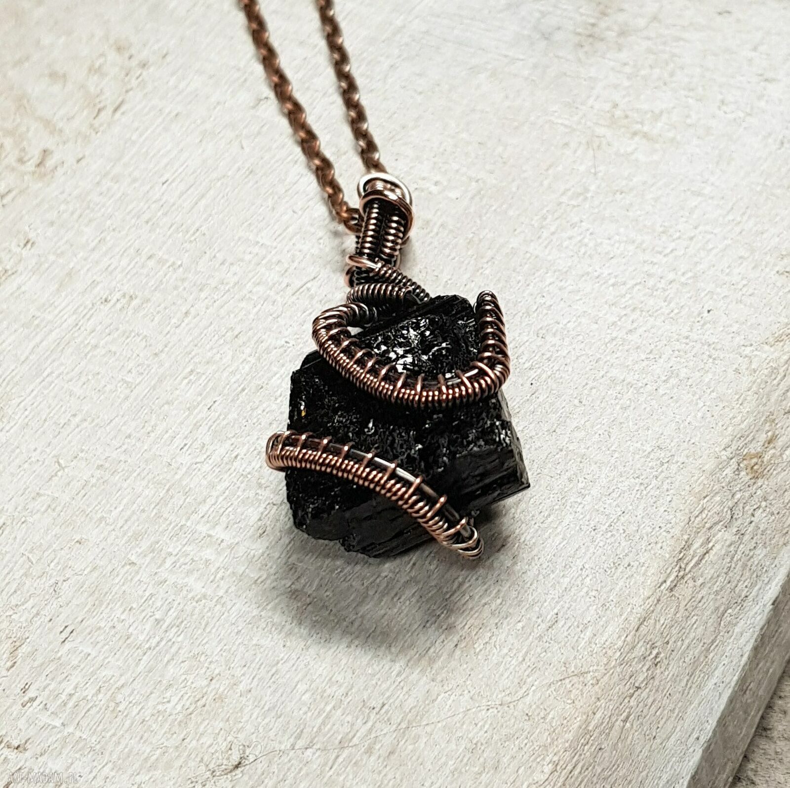 Magiczny czarny turmalin m279 - wisiorek z miedzi w technice wire-wrapping