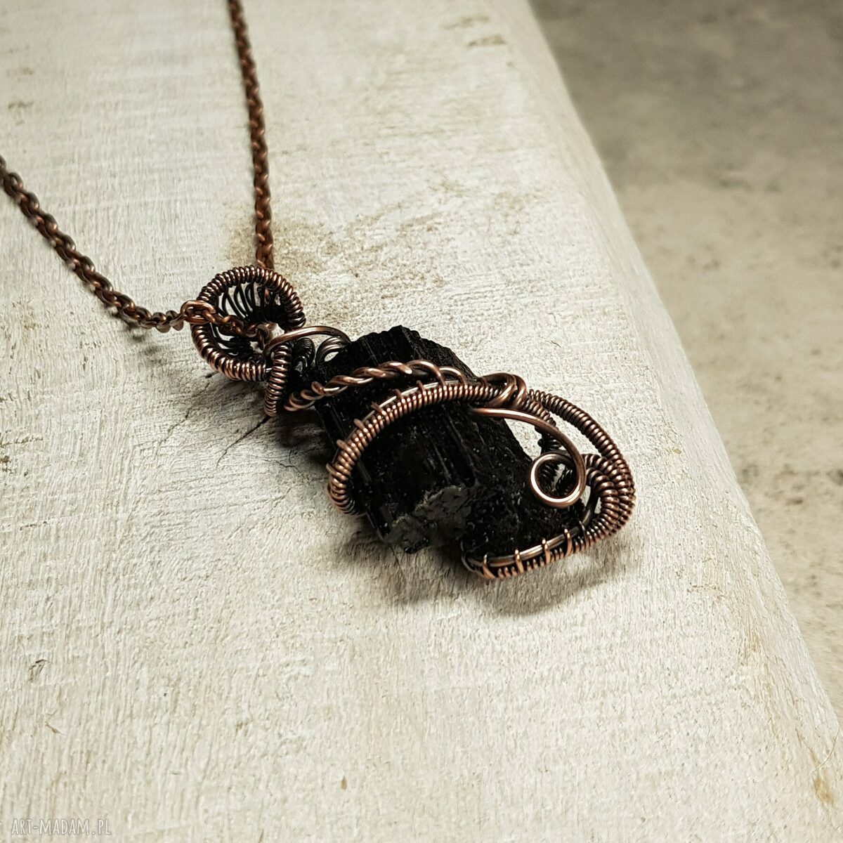 Magiczny wisiorek z czarnym turmalinem - ręcznie robiony wire-wrapping z miedzi