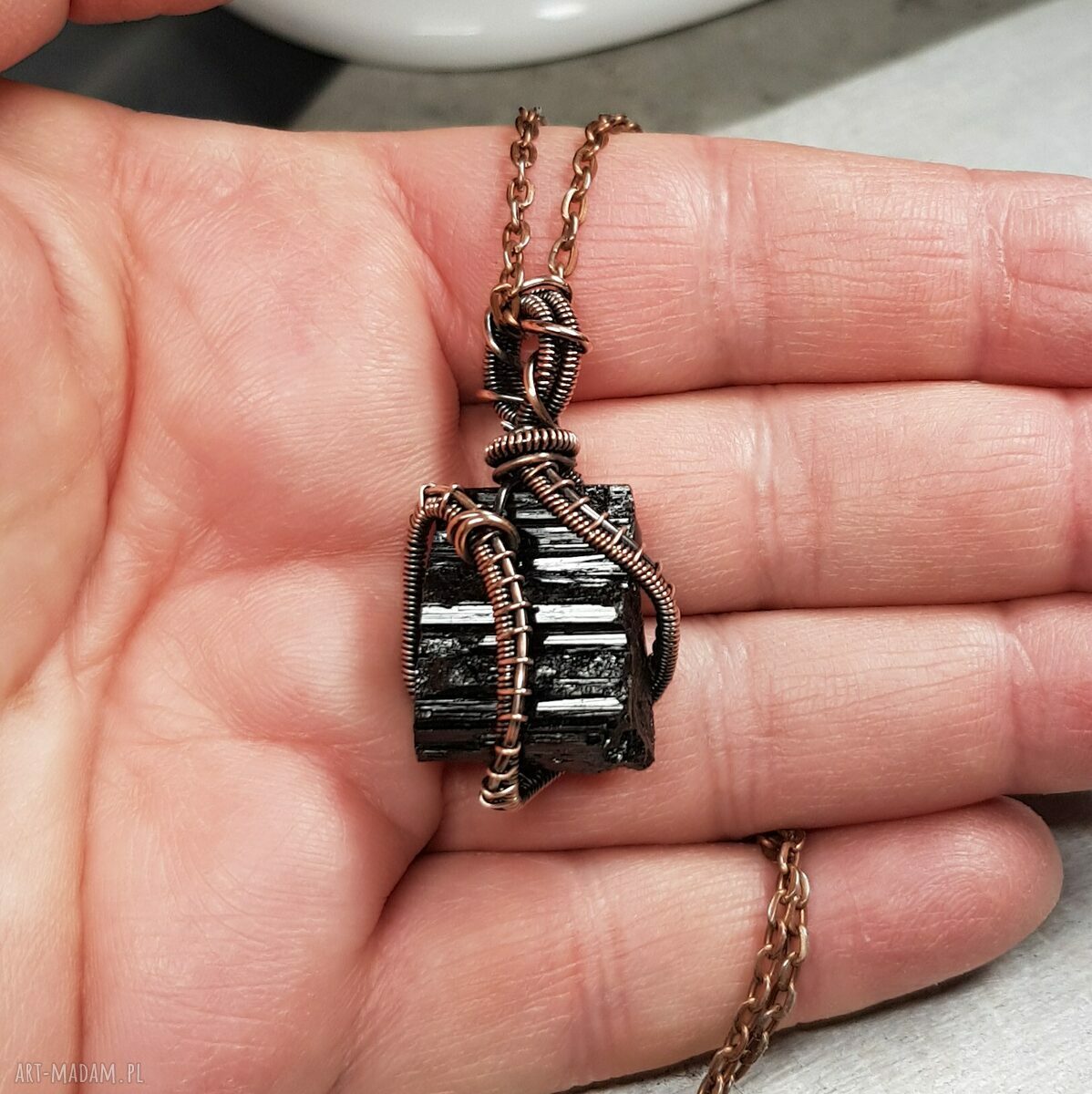 Magiczny czarny turmalin m279 - wisiorek z miedzi w technice wire-wrapping
