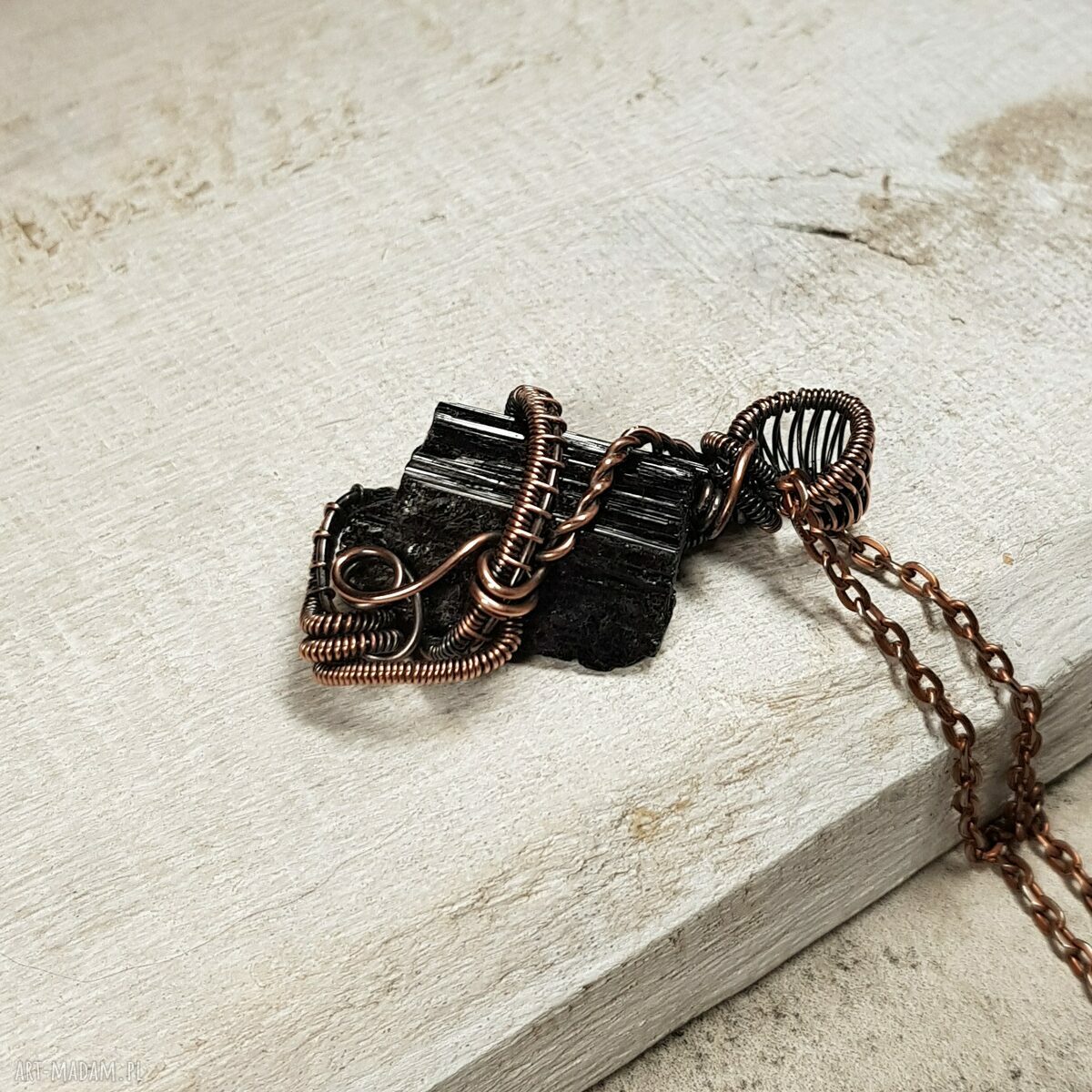 Magiczny wisiorek z czarnym turmalinem - ręcznie robiony wire-wrapping z miedzi