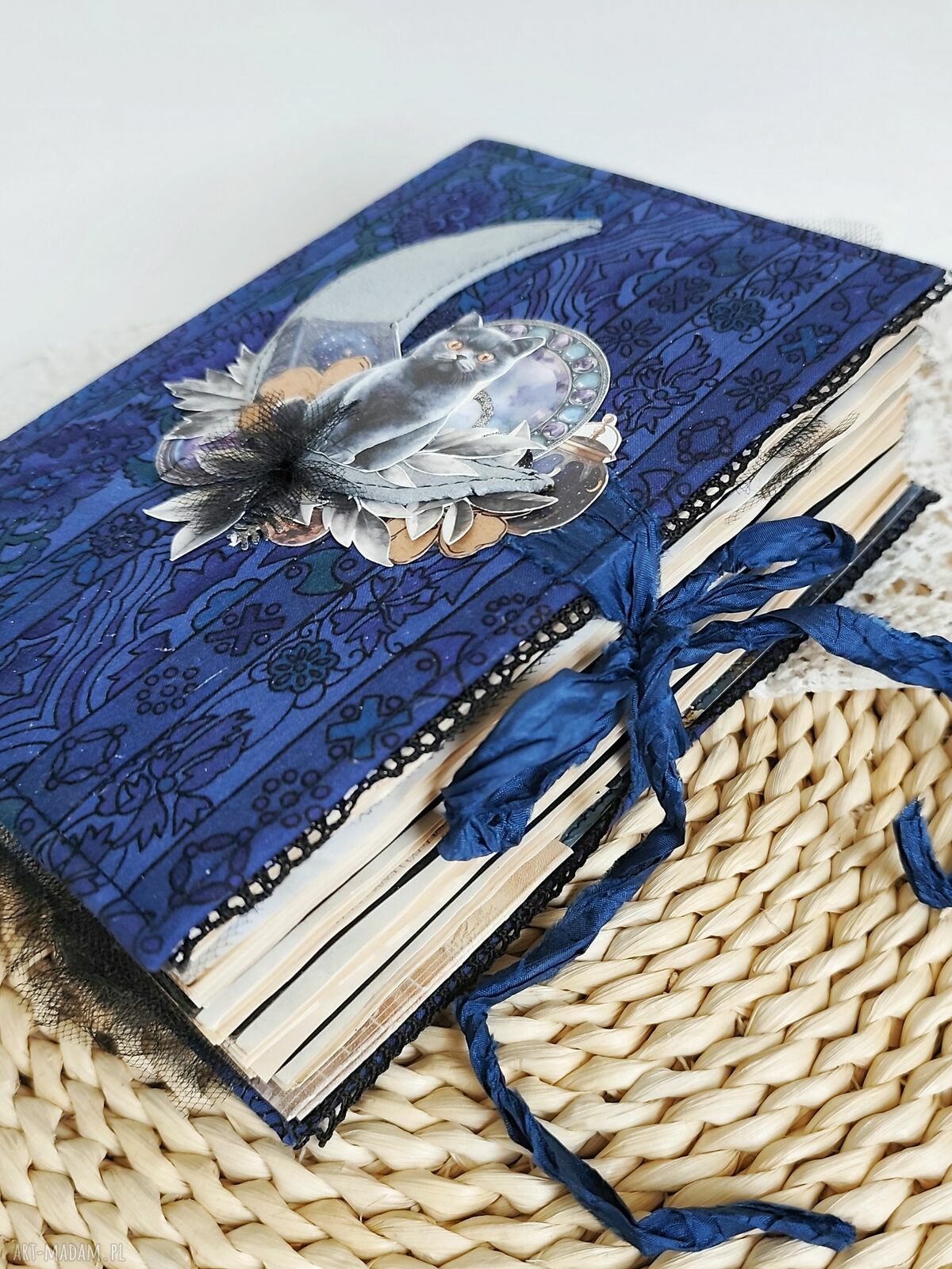 Magiczny junk journal A5 - ręcznie robiony notes fantasy z kotem i księżycem