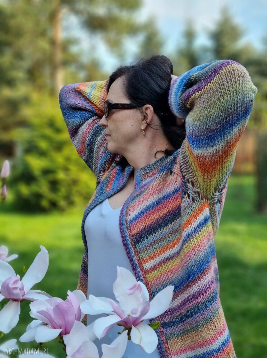 Krótki kardigan na drutach Majowy sorbet z melanżowej wełny