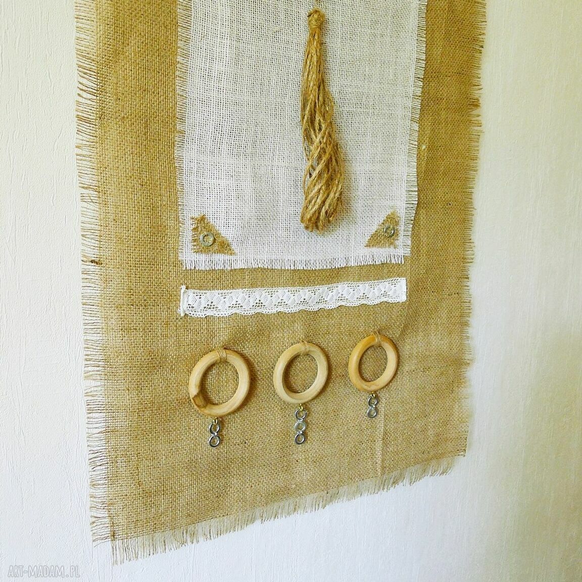 Makata ścienna wabi-sabi z juty, drewna i starej koronki