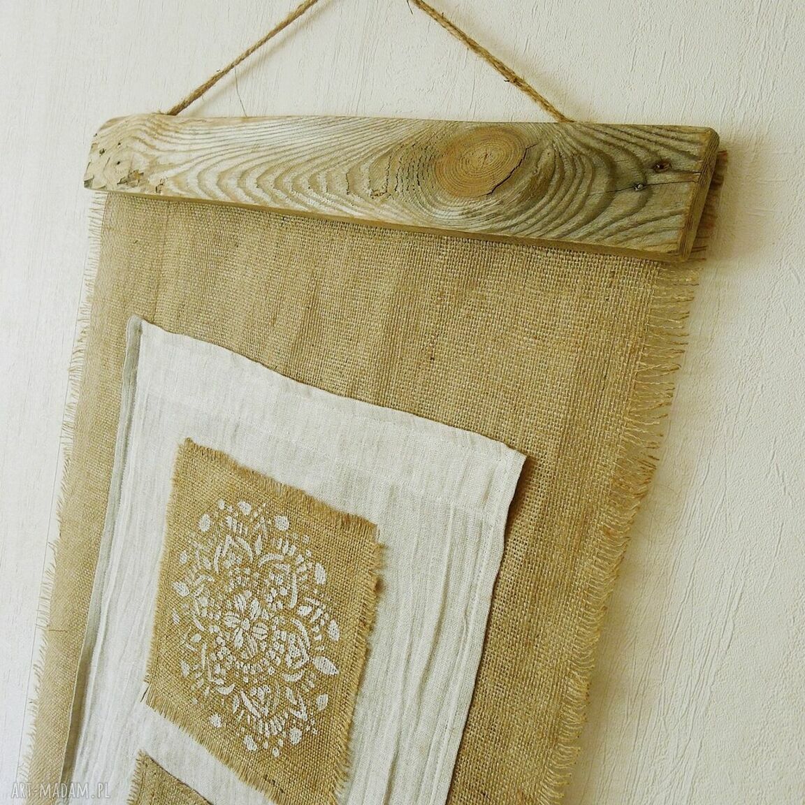 Makata ścienna wabi-sabi z mandalą - juta, bawełna-len i stare drewno (3)