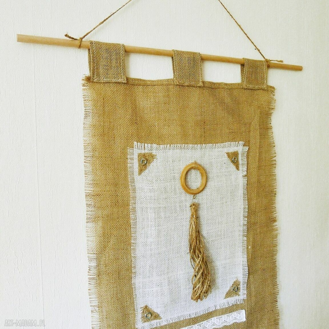 Makata ścienna wabi-sabi z juty, drewna i starej koronki