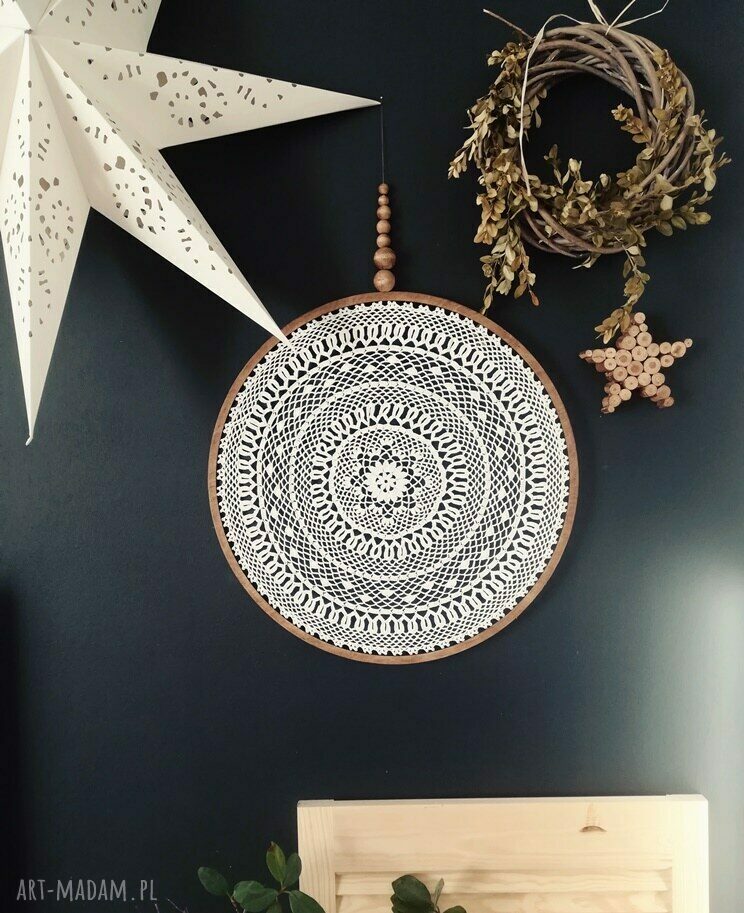 Łapacz snów z białej koronki - dekoracja ścienna na drewnianej obręczy 43 cm