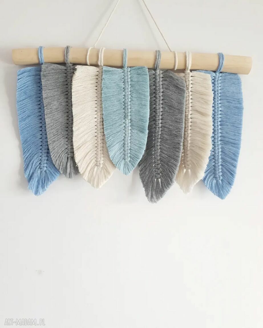 Makrama Light Blue z piórkami boho na ścianę
