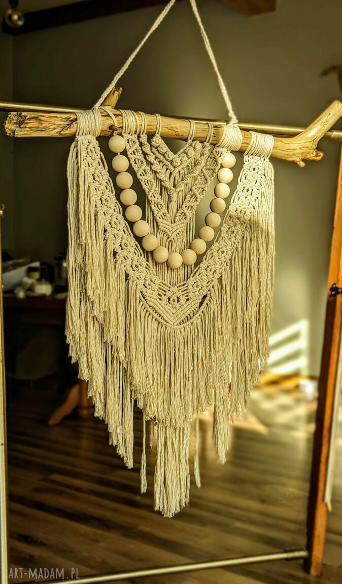 Makrama ścienna boho - beżowo-biała z drewnianymi koralami