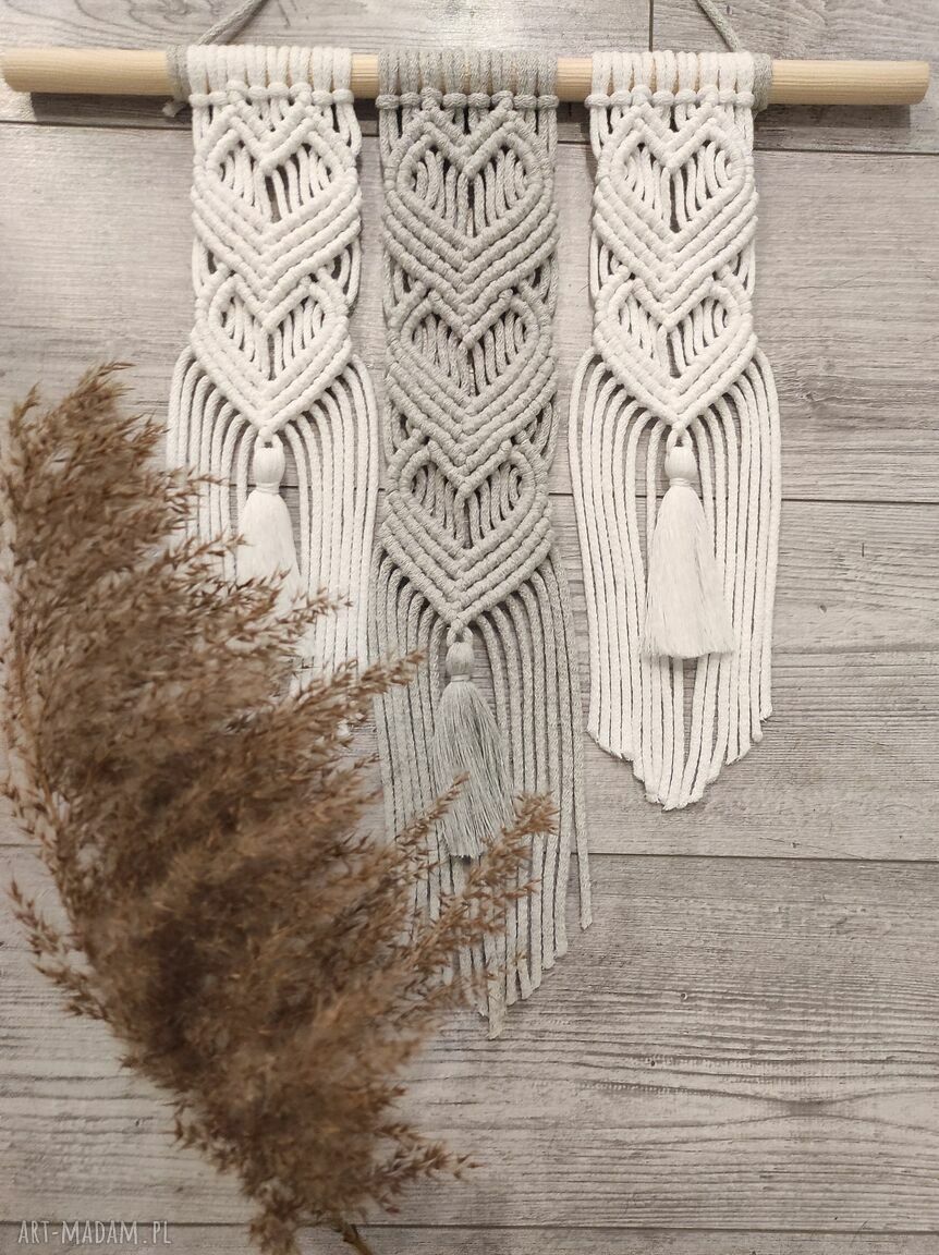 Makramowe serduszko na ścianę w stylu boho - szare i białe