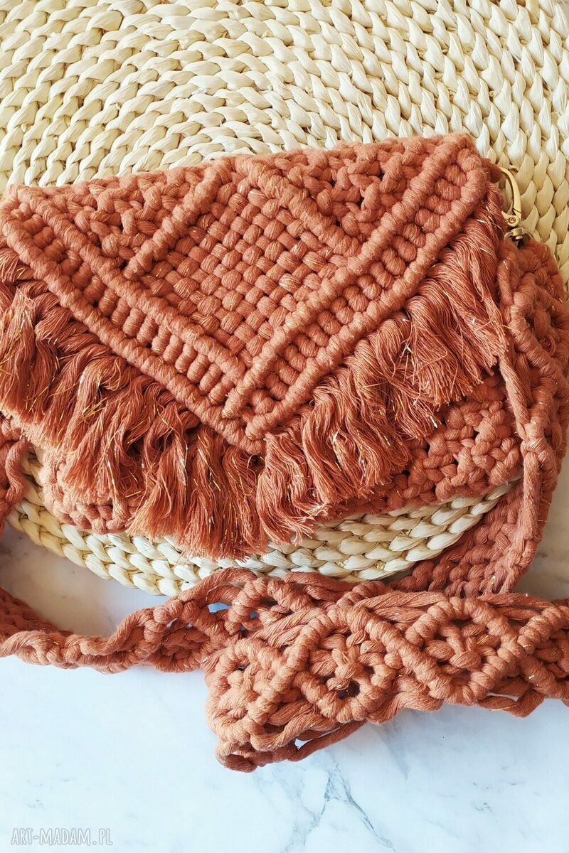 Pomarańczowa makramowa mini torebka na lato - boho z frędzlami