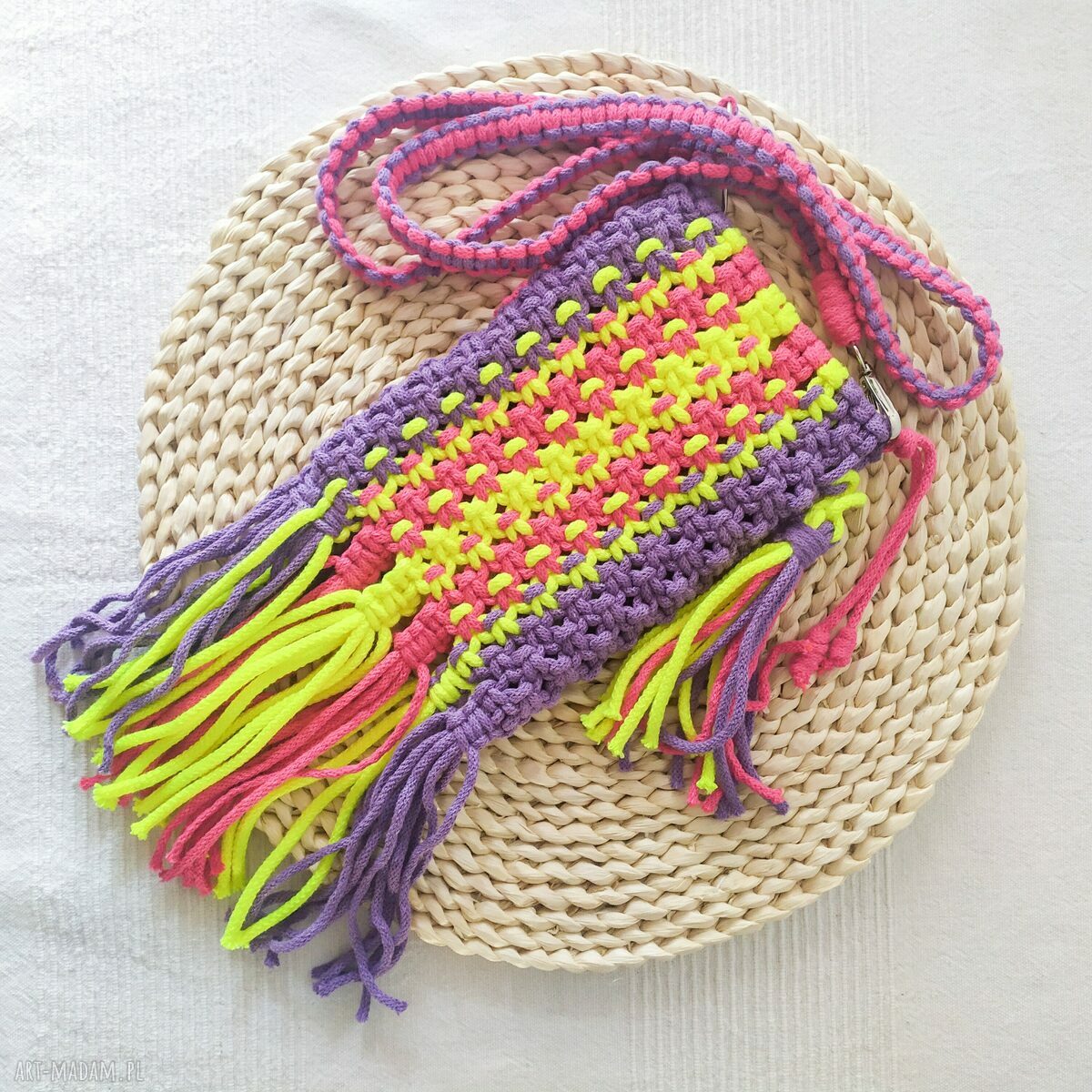 Makramowa torebka-etui na telefon w stylu boho na lato