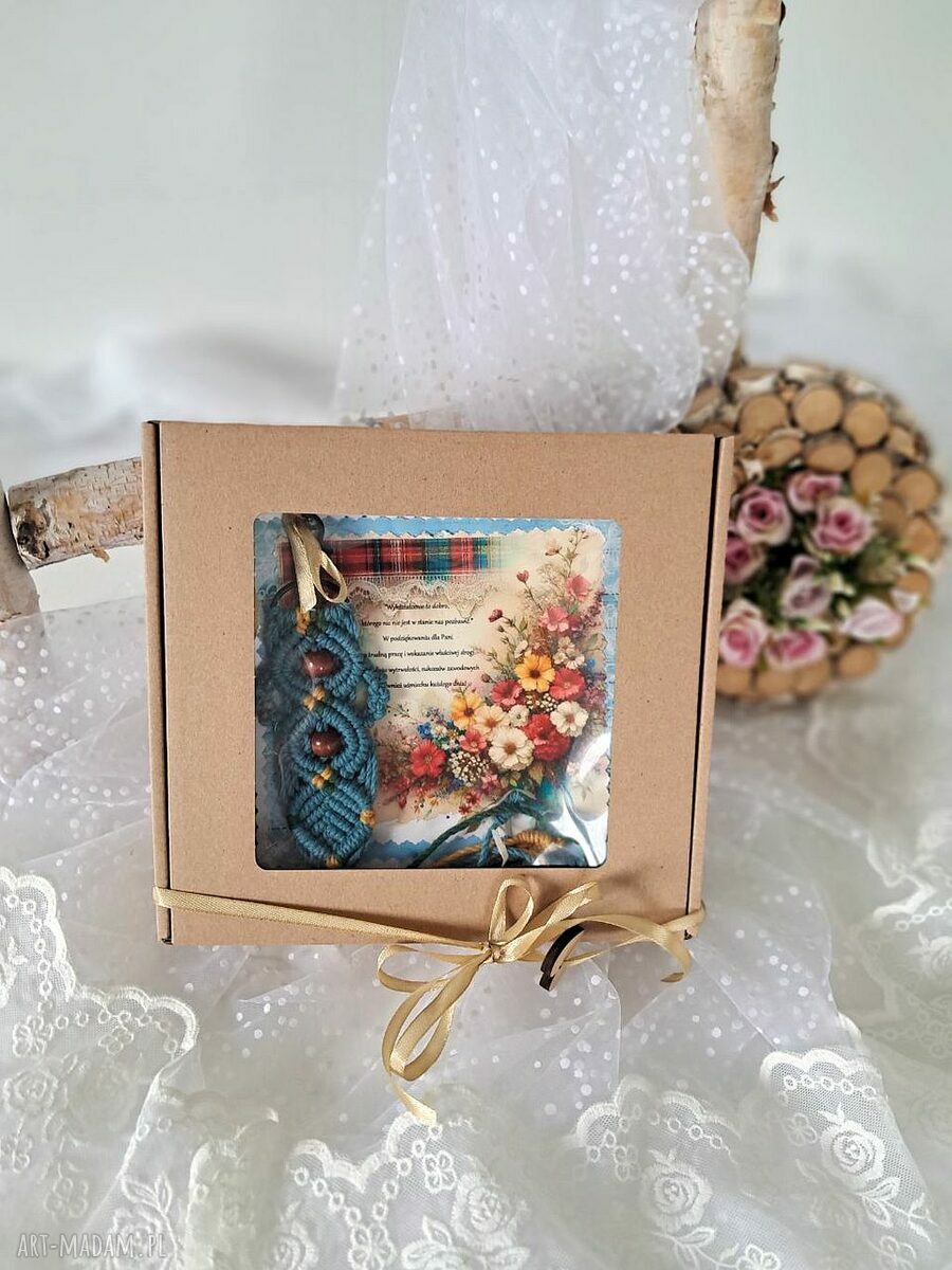 Makramowy brelok dla nauczyciela na koniec roku szkolnego - boho prezent do kluczy