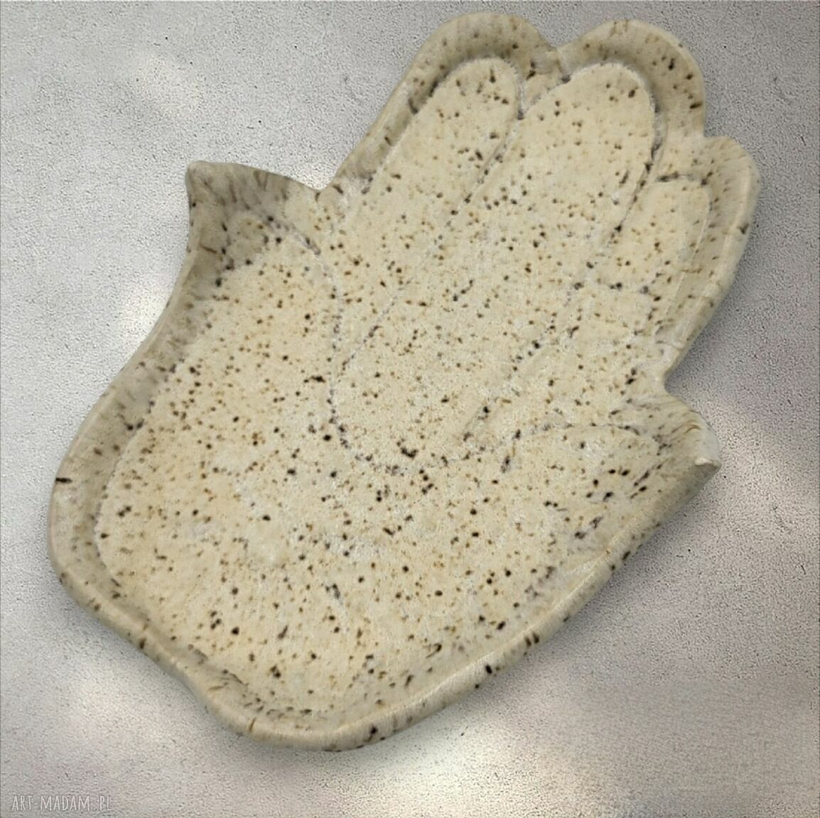 Mała podstawka pod biżuterię - Ręka Fatimy (Chamsa) beżowa ceramika handmade