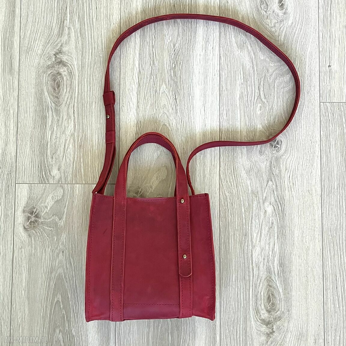 do ręki: Mała czerwona torebka skórzana na ramię. Ręcznie robione