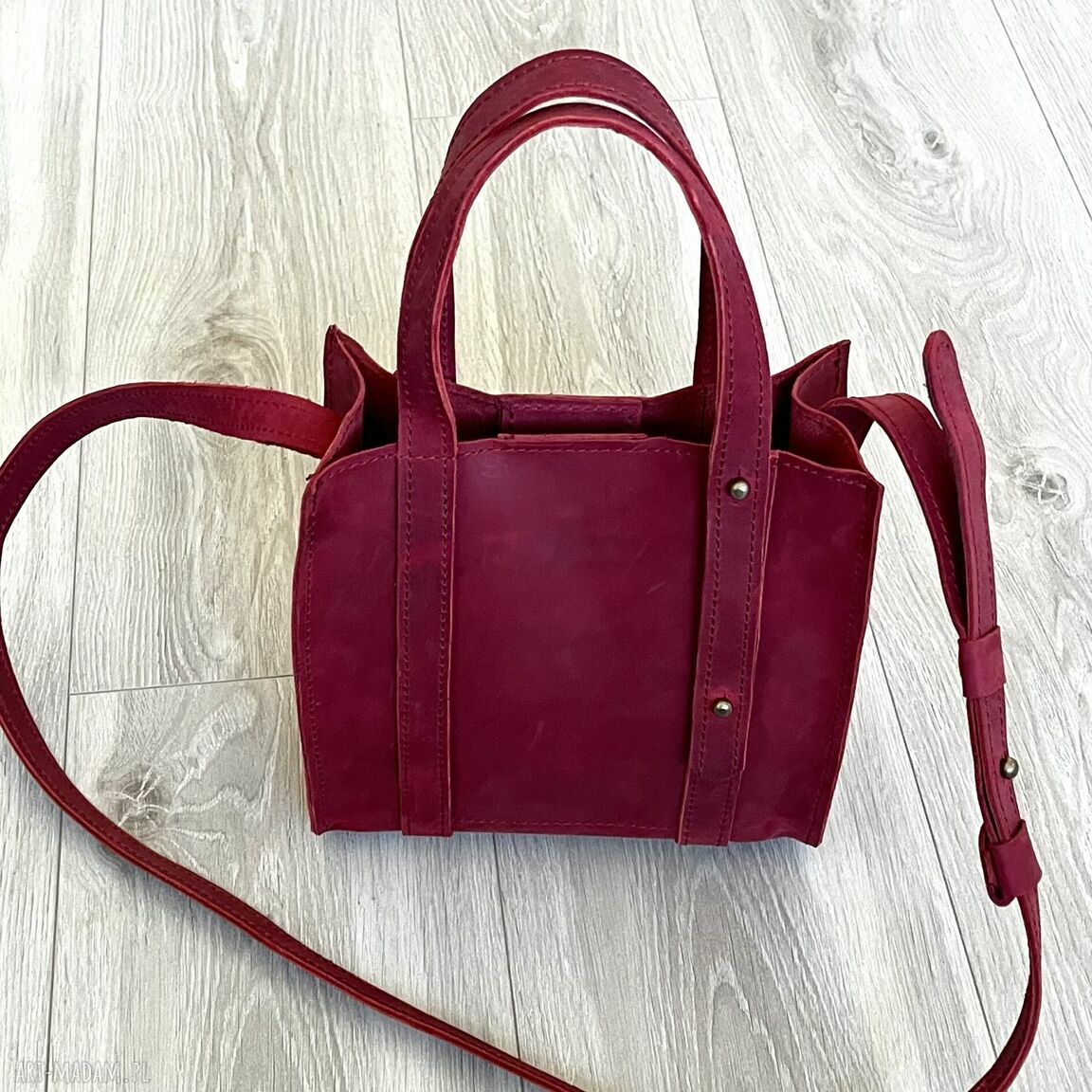do ręki: Mała czerwona torebka skórzana na ramię. Ręcznie robione