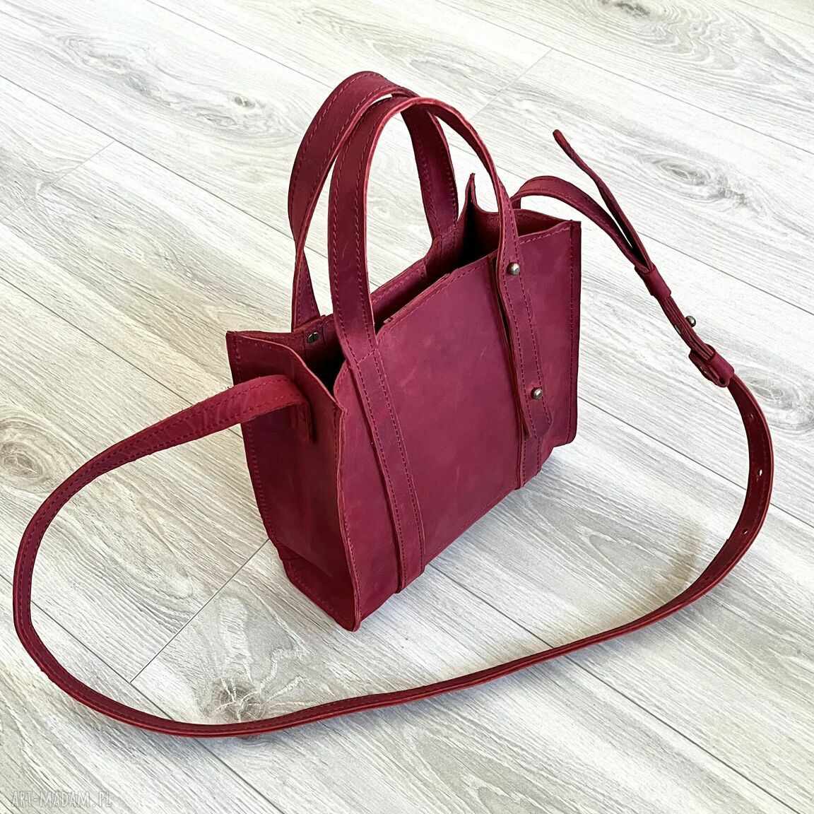 do ręki: Mała czerwona torebka skórzana na ramię. Ręcznie robione