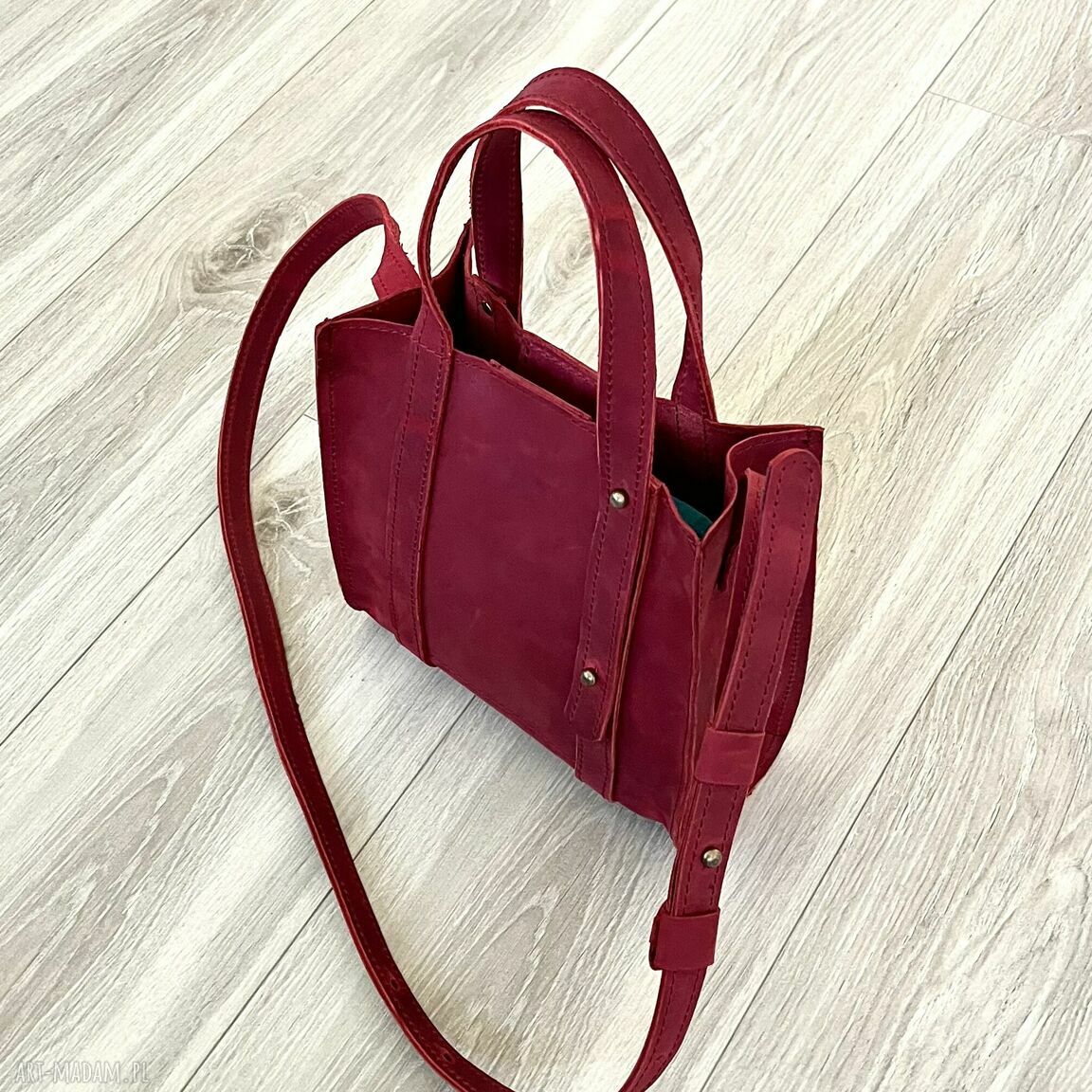 do ręki: Mała czerwona torebka skórzana na ramię. Ręcznie robione