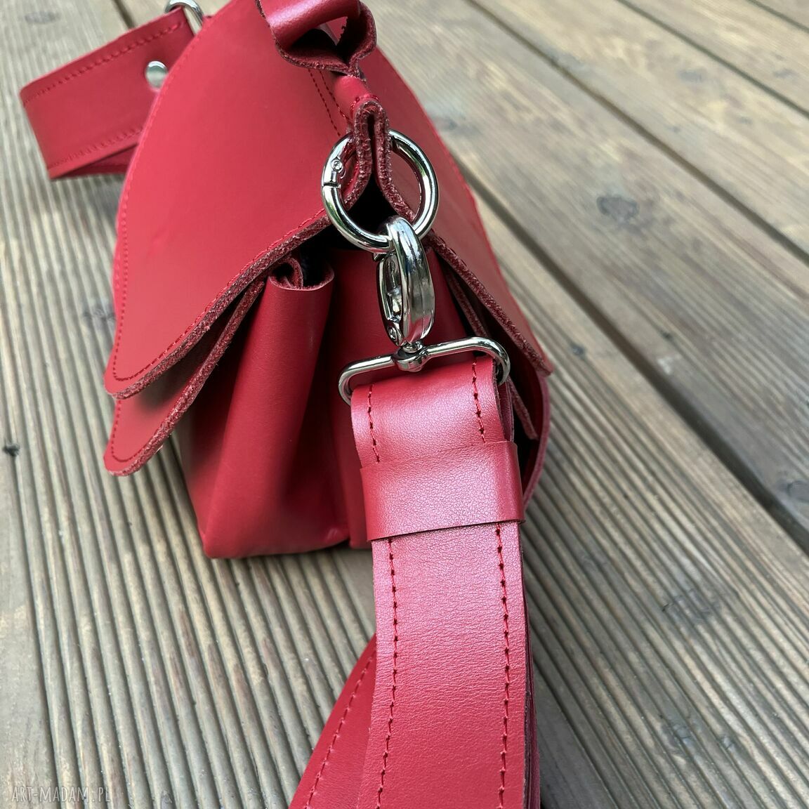 na ramię: Mała czerwona torebka ze skóry na ramię. Ręcznie robione
