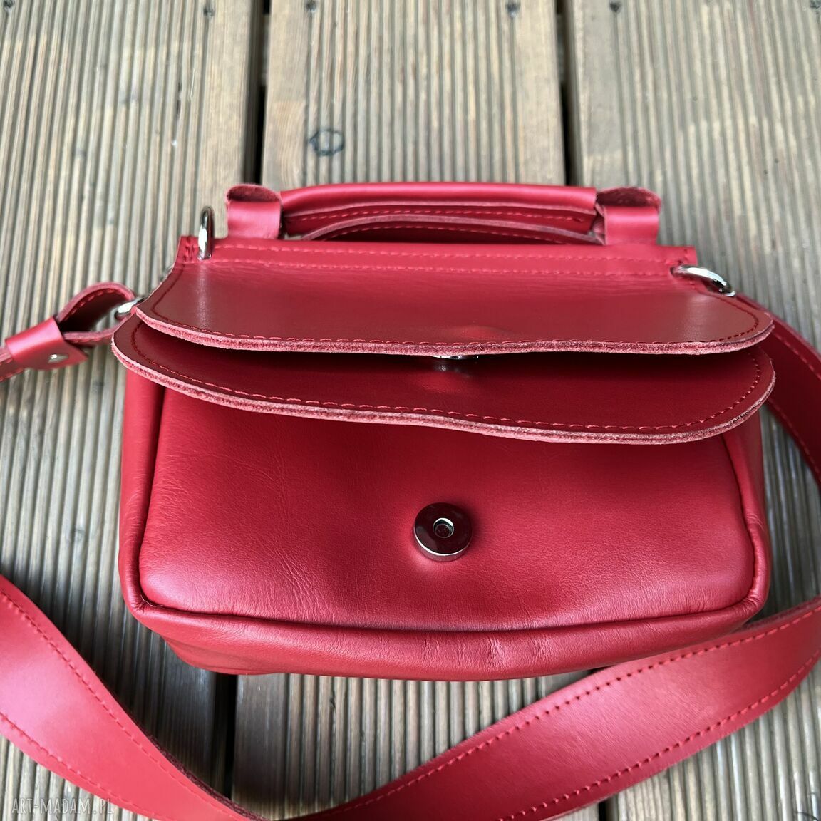 na ramię: Mała czerwona torebka ze skóry na ramię. Ręcznie robione