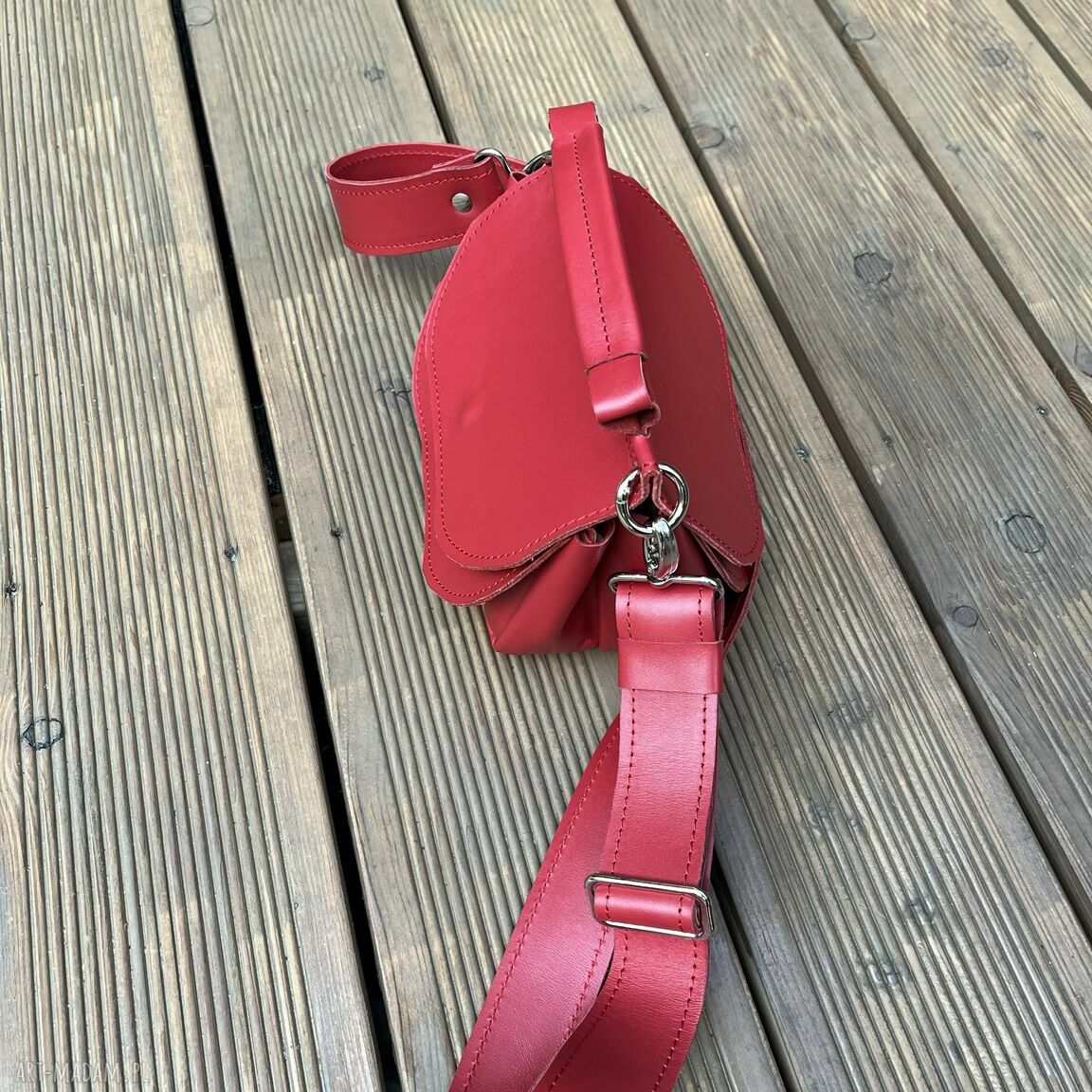 na ramię: Mała czerwona torebka ze skóry na ramię. Ręcznie robione