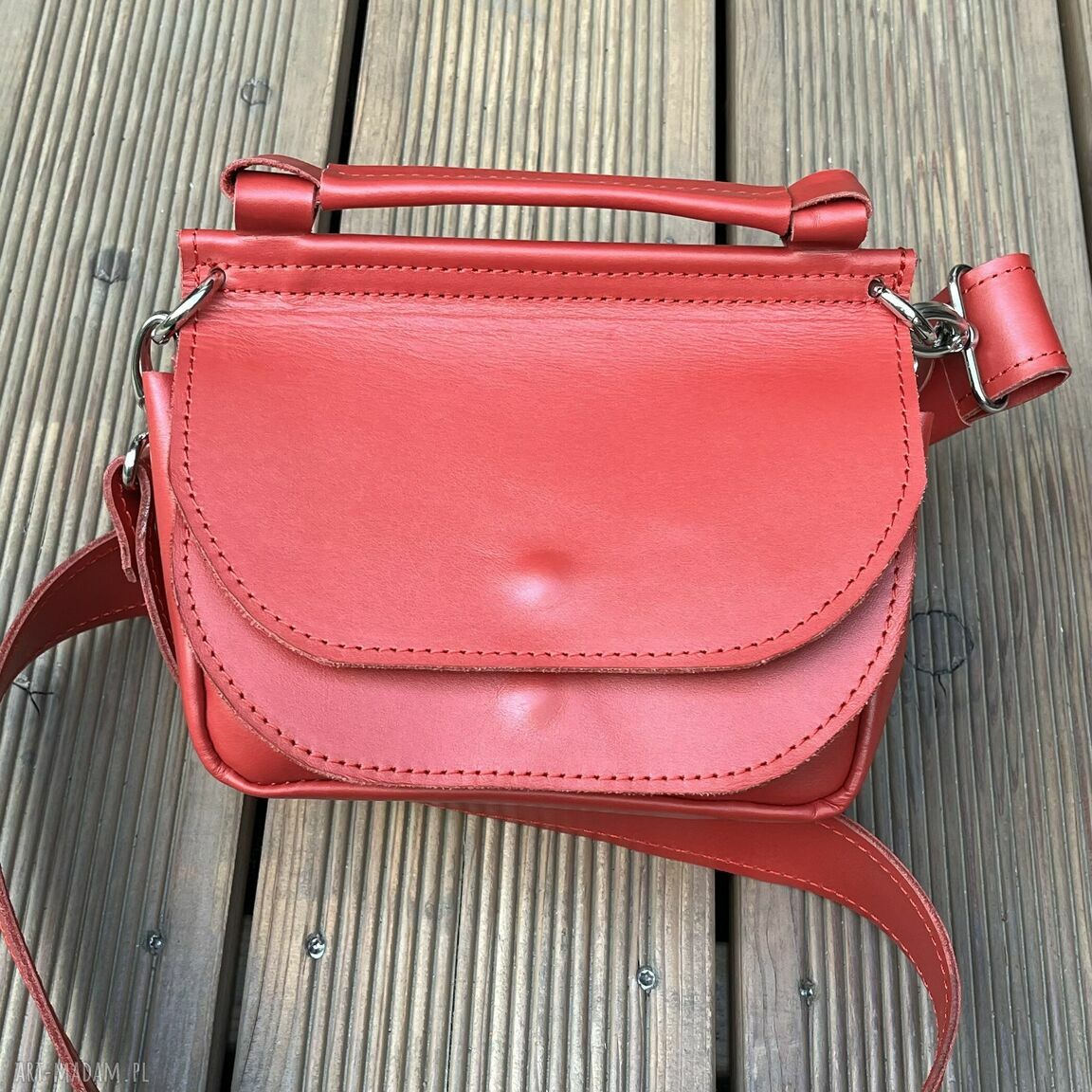na ramię: Mała czerwona torebka ze skóry na ramię. Ręcznie robione