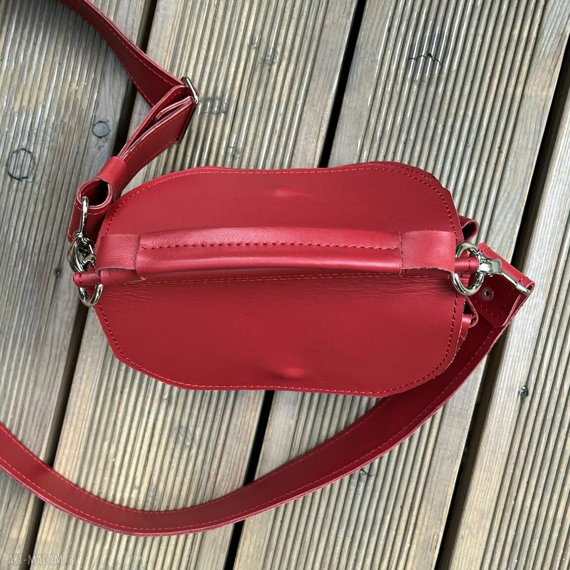 na ramię: Mała czerwona torebka ze skóry na ramię. Ręcznie robione