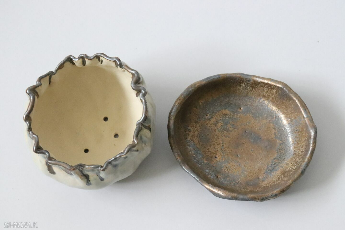 Mała doniczka ceramiczna handmade Otuliny - transparentne szkliwo i stare złoto