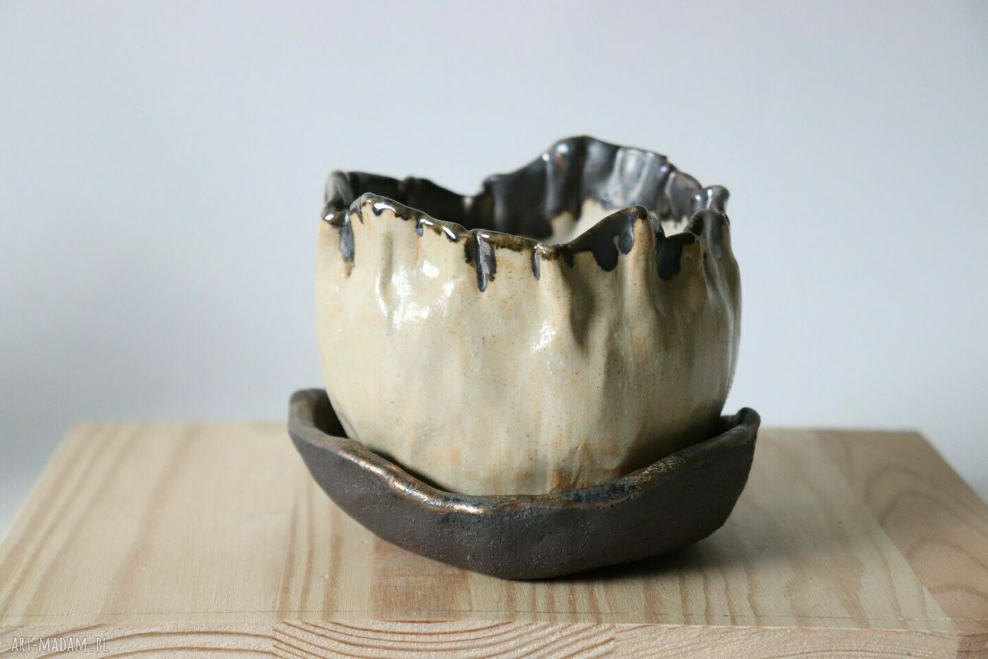 Mała doniczka ceramiczna handmade Otuliny - transparentne szkliwo i stare złoto