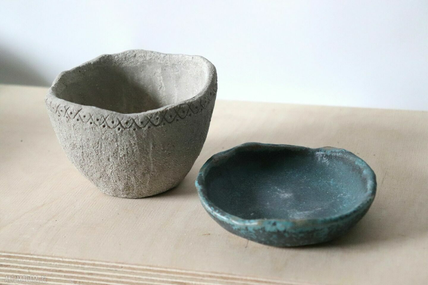 Mała doniczka ceramiczna Otuliny - szara z niebieską podstawką
