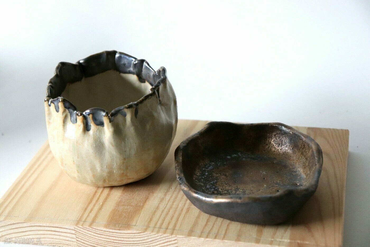 Mała doniczka ceramiczna handmade Otuliny - transparentne szkliwo i stare złoto